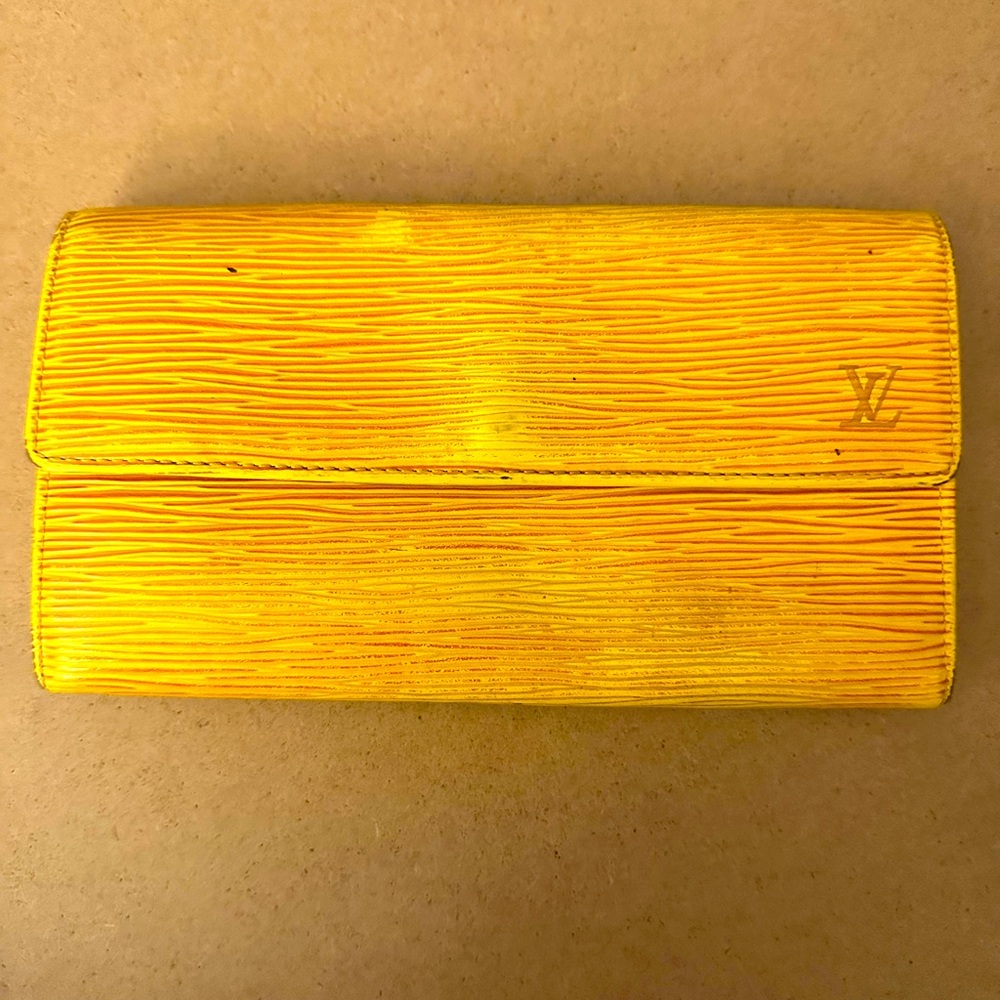 Really cute LV long wallet